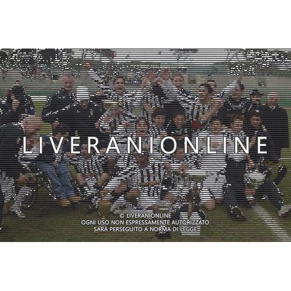 TORNEO DI VIAREGGIO FINALE 56a COPPA CARNEVALE 25/2/2004 EMPOLI-JUVENTUS 0-3 NELLA FOTO ESULTANZA JUVENTUS VINCITRICE CON IL TROFEO FOTO GIANNI NUCCI/AG ALDO LIVERANI