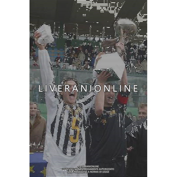 TORNEO DI VIAREGGIO FINALE 56a COPPA CARNEVALE 25/2/2004 EMPOLI-JUVENTUS 0-3 NELLA FOTO ESULTANZA DI ORLANDO URBANO E ANTONIO MIRANTE CON IL TROFEO FOTO GIANNI NUCCI/AG ALDO LIVERANI