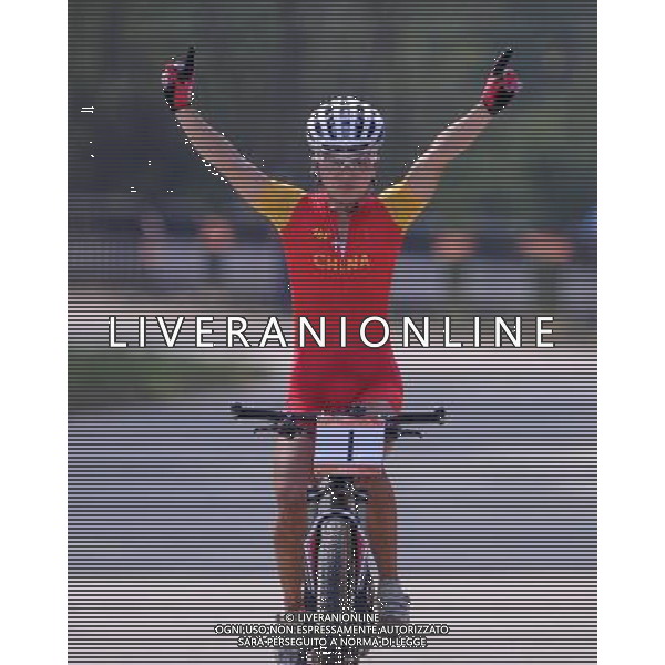 (101118) -- GUANGZHOU, Nov. 18, 2010 () -- China\'s Ren Chengyuan celebrates after crossing the finish line during the women\'s cross-country cycling final at the 16th Asian Games near Guangzhou, south China\'s Guangdong Province, Nov. 18, 2010. Ren Chengyuan claimed the title in a time of 1 hour, 46 minutes and 35.82 seconds. (/Li Ga) ©photoshot/Agenzia Aldo Liverani Sas - ITALY ONLY - CINA: 16mi Giochi Asiatici di Guangzhou