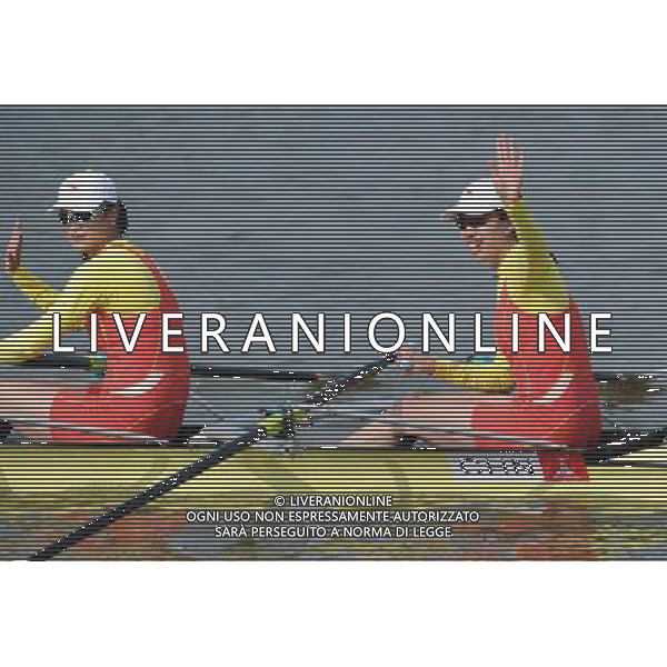 (101118) -- GUANGZHOU, Nov. 18, 2010 () -- Gold medalists Jin Ziwei (R)/Tian Liang of China wave to the crowd after the women\'s Double Sculls final of rowing event at the 16th Asian Games in Guangzhou, south China\'s Guangdong Province, Nov. 18, 2010. (/Wu Xiaoling) ©photoshot/Agenzia Aldo Liverani Sas - ITALY ONLY - CINA: 16mi Giochi Asiatici di Guangzhou