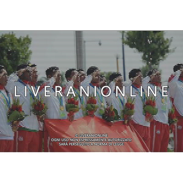 (101118) -- GUANGZHOU, Nov. 18, 2010 () -- The team of Indonesia, gold medalists, pose during the awarding ceremony for men\'s 1000m straight race of dragon boat at the 16th Asian Games in Guangzhou, capital of south China\'s Guangdong Province, Nov. 18, 2010. The team of Indonesia won the gold medal with 3 minutes 32.016 seconds. (/Guo Yong)(sss) ©photoshot/Agenzia Aldo Liverani Sas - ITALY ONLY - CINA: 16mi Giochi Asiatici di Guangzhou