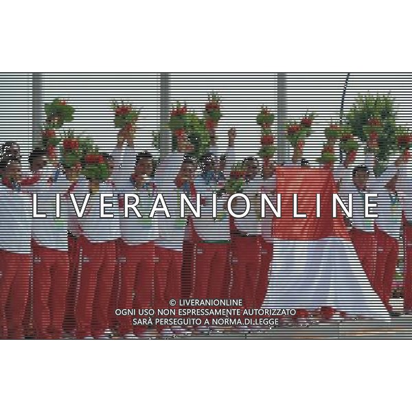 (101118) -- GUANGZHOU, Nov. 18, 2010 () -- The team of Indonesia, gold medalists, wave to spectators during the awarding ceremony for men\'s 1000m straight race of dragon boat at the 16th Asian Games in Guangzhou, capital of south China\'s Guangdong Province, Nov. 18, 2010. The team of Indonesia won the gold medal with 3 minutes 32.016 seconds. (/Guo Yong)(sss) ©photoshot/Agenzia Aldo Liverani Sas - ITALY ONLY - CINA: 16mi Giochi Asiatici di Guangzhou