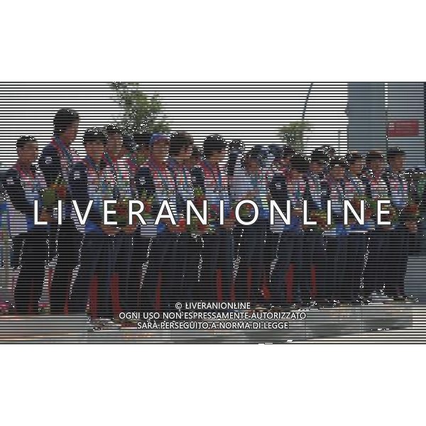 (101118) -- GUANGZHOU, Nov. 18, 2010 () -- The team of South Korea, bronze medalists, pose during the awarding ceremony for men\'s 1000m straight race of dragon boat at the 16th Asian Games in Guangzhou, capital of south China\'s Guangdong Province, Nov. 18, 2010. The team of South Korea won the bronze medal with 3 minutes 37.254 seconds. (/Guo Yong)(sss) ©photoshot/Agenzia Aldo Liverani Sas - ITALY ONLY - CINA: 16mi Giochi Asiatici di Guangzhou