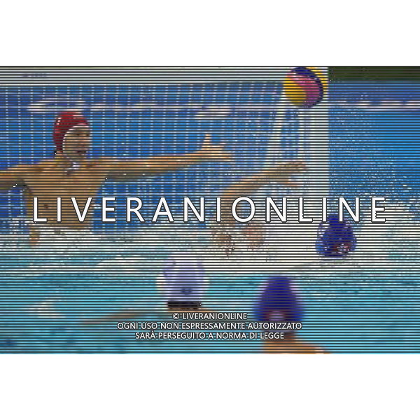 (101118) -- GUANGZHOU, Nov. 18, 2010 () -- South Korea\'s Maeng Sung Hoon(L) tries to block the ball during the men\'s preliminary group A match of water polo at the 16th Asian Games in Guangzhou, south China\'s Guangdong Province, Nov. 18, 2010. South Korea beat the team of Hong Kong of China by 18-5. (/Song Zhenping)(sss) ©photoshot/Agenzia Aldo Liverani Sas - ITALY ONLY - CINA: 16mi Giochi Asiatici di Guangzhou