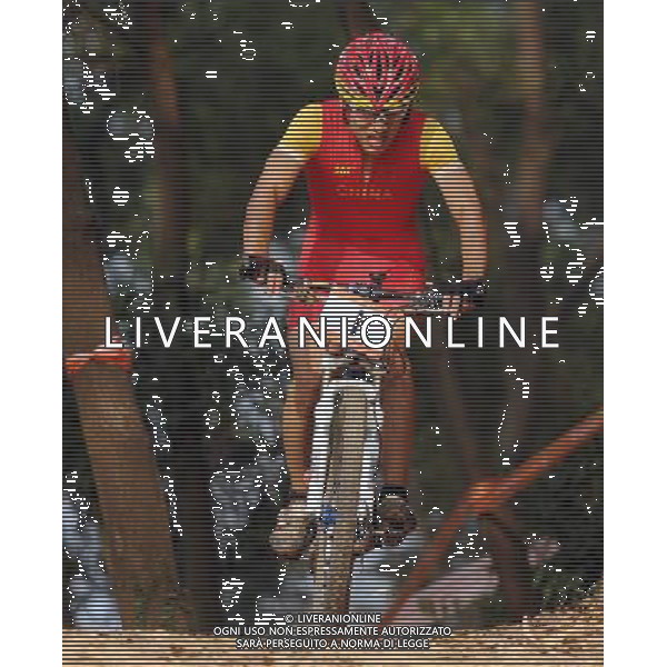 (101118) -- GUANGZHOU, Nov. 18, 2010 () -- China\'s Duan Zhiqiang competes during the men\'s cross-country cycling final at the 16th Asian Games near Guangzhou, south China\'s Guangdong Province, Nov. 18, 2010. Duan Zhiqiang took the third place in a time of 2 hours, 14 minutes and 6.59 seconds. (/Li Ga) ©photoshot/Agenzia Aldo Liverani Sas - ITALY ONLY - CINA: 16mi Giochi Asiatici di Guangzhou