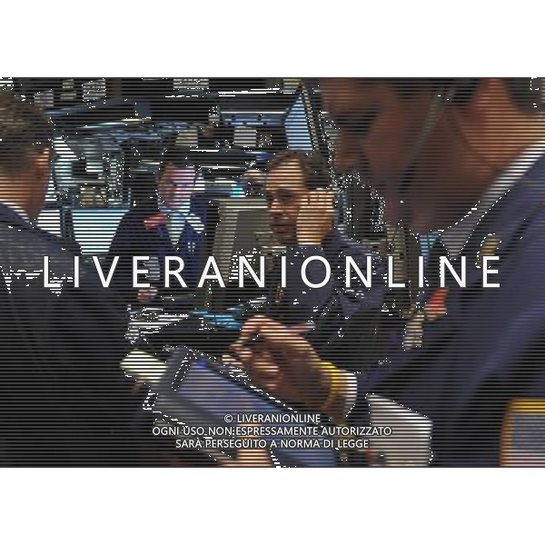 (101118) -- NEW YORK, Nov. 18, 2010 () -- Traders work on the floor of the New York Stock Exchange in New York, the United States, on Nov. 18, 2010. Wall Street rallied on Thursday as General Motors shares surged while optimism grew on easing Ireland\'s debt crisis. (/Shen Hong) (zw) ©PHOTOSHOT/Agenzia Aldo Liverani Sas - ITALY ONLY: OPERATORI - AGENTI DELLA BORSA DI NEW YORK (U.S.A.)