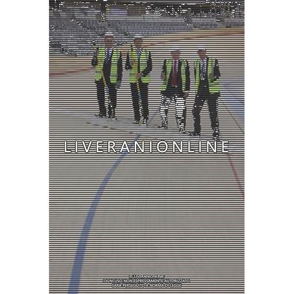 The Velodrome will be visited today by Denis Oswald from the International Olympic Committee (IOC) as part of the IOC?s latest Coordination Commission visit to view London 2012?s preparations. IOC members along with ODA Chairman, John Armitt and LOCOG Chair, Seb Coe, helped to paint the finsh line onto the track at the Velodrome ©photoshot/Agenzia Aldo Liverani Sas - ITALY ONLY - Vedute del Velodromo delle olimpiadi di Londra 2012 che sara\' la prima sede del Parco Olimpico durante la visita del presidente della Commissione di coordinamento del Cio Denis Oswald per controllare lo svolgimento dei lavori di costruzione