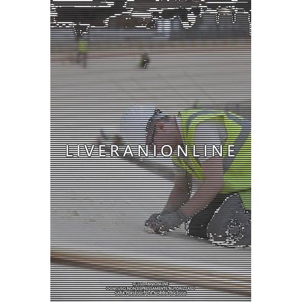 The Velodrome. Progress is being made laying the new Velodrome track. ©photoshot/Agenzia Aldo Liverani Sas - ITALY ONLY - Vedute del Velodromo delle olimpiadi di Londra 2012 che sara\' la prima sede del Parco Olimpico durante la visita del presidente della Commissione di coordinamento del Cio Denis Oswald per controllare lo svolgimento dei lavori di costruzione