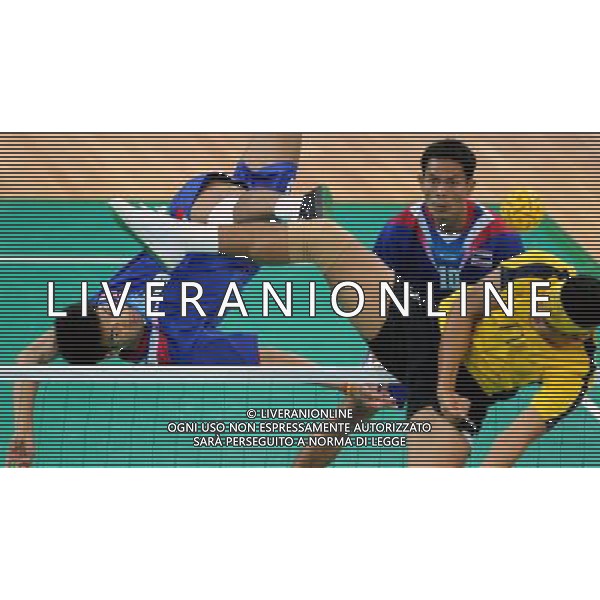 (101120) -- GUANGZHOU, Nov. 20, 2010 () -- Pornchai Kaokaew (L) of Thailand competes during the Sepaktakraw men\'s team final against Malaysia at the 16th Asian Games in Guangzhou, south China\'s Guangdong Province, Nov. 20, 2010. Thailand won the final by 2-0 and get the gold medal. (/Yan Yan) ©photoshot/Agenzia Aldo Liverani Sas - ITALY ONLY - CINA: 16mi Giochi Asiatici