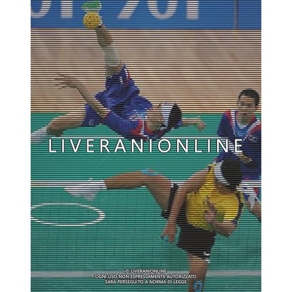 (101120) -- GUANGZHOU, Nov. 20, 2010 () -- Anuwat Chaichana (L) of Thailand competes during the Sepaktakraw men\'s team final against Malaysia at the 16th Asian Games in Guangzhou, south China\'s Guangdong Province, Nov. 20, 2010. Thailand won the final by 2-0 and get the gold medal. (/Yan Yan) ©photoshot/Agenzia Aldo Liverani Sas - ITALY ONLY - CINA: 16mi Giochi Asiatici