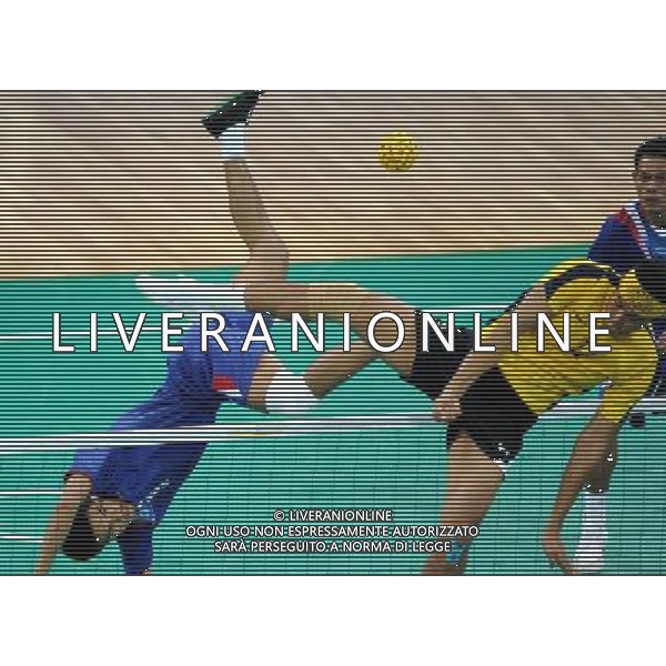 (101120) -- GUANGZHOU, Nov. 20, 2010 () -- Pornchai Kaokaew (L) of Thailand competes during the Sepaktakraw men\'s team final against Malaysia at the 16th Asian Games in Guangzhou, south China\'s Guangdong Province, Nov. 20, 2010. Thailand won the final by 2-0 and get the gold medal. (/Yan Yan) ©photoshot/Agenzia Aldo Liverani Sas - ITALY ONLY - CINA: 16mi Giochi Asiatici