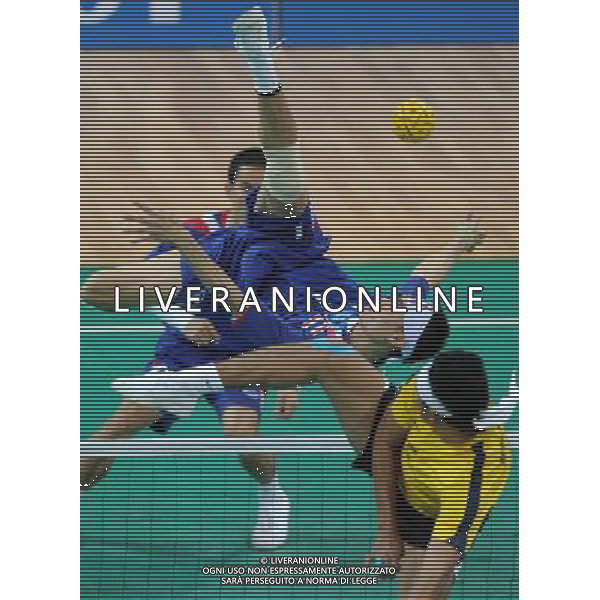 (101120) -- GUANGZHOU, Nov. 20, 2010 () -- Anuwat Chaichana (C) of Thailand competes during the Sepaktakraw men\'s team final against Malaysia at the 16th Asian Games in Guangzhou, south China\'s Guangdong Province, Nov. 20, 2010. Thailand won the final by 2-0 and get the gold medal. (/Yan Yan) ©photoshot/Agenzia Aldo Liverani Sas - ITALY ONLY - CINA: 16mi Giochi Asiatici