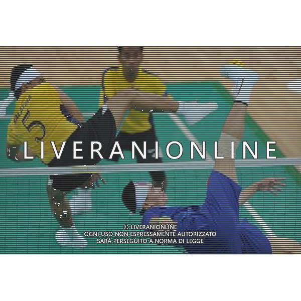 (101120) -- GUANGZHOU, Nov. 20, 2010 () -- Anuwat Chaichana (R) of Thailand competes during the Sepaktakraw men\'s team final against Malaysia at the 16th Asian Games in Guangzhou, south China\'s Guangdong Province, Nov. 20, 2010. Thailand won the final by 2-0 and get the gold medal. (/Yan Yan) ©photoshot/Agenzia Aldo Liverani Sas - ITALY ONLY - CINA: 16mi Giochi Asiatici