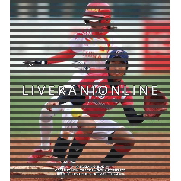 (101120) -- GUANGZHOU, Nov. 20, 2010 () -- Li Chunxia (back) of China reaches a base in the women\'s preliminary of softball competition against Thailand at the 16th Asian Games in Guangzhou, south China\'s Guangdong Province, Nov. 20, 2010. China won 9-0. (/Wu Xiaoling) ©photoshot/Agenzia Aldo Liverani Sas - ITALY ONLY - CINA: 16mi Giochi Asiatici