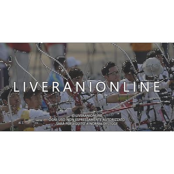 (101120) -- GUANGZHOU, Nov. 20, 2010 () -- Kim Woojin (1st L) of South Korea competes during the men\'s individual qualification round of Archery at the 16th Asian Game in Guangdong, south China\'s Guangdong Province, on Nov. 20, 2010. Kim Woojin set the new world record with the total score of 1387. (/Gesang Dawa) ©photoshot/Agenzia Aldo Liverani Sas - ITALY ONLY - CINA: 16mi Giochi Asiatici