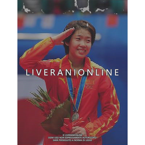 (101120) -- GUANGZHOU, Nov. 20, 2010 () -- Silver medalist Wang Xin of China salutes on the podium during the awarding ceremony for the women\'s singles of badminton at the 16th Asian Games in Guangzhou, south China\'s Guangdong Province, Nov. 20, 2010. (/Lu Hanxin) ©photoshot/Agenzia Aldo Liverani Sas - ITALY ONLY - CINA: 16mi Giochi Asiatici