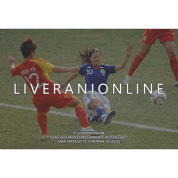 (101120) -- GUANGZHOU, Nov. 20, 2010 () -- Japan\'s Sawa Homare (2nd, L) vies with China\'s Wang Yihang during their women\'s semifinal of football at the 16th Asian Games in Guangzhou, south China\'s Guangdong Province, Nov. 20, 2010. (/Guo Yong) ©photoshot/Agenzia Aldo Liverani Sas - ITALY ONLY - CINA: 16mi Giochi Asiatici