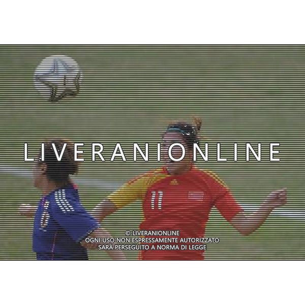 (101120) -- GUANGZHOU, Nov. 20, 2010 () -- China\'s Gu Yasha (R) vies for the ball during the women\'s semifinal of football against Japan at the 16th Asian Games in Guangzhou, south China\'s Guangdong Province, Nov. 20, 2010. (/Guo Yong) ©photoshot/Agenzia Aldo Liverani Sas - ITALY ONLY - CINA: 16mi Giochi Asiatici