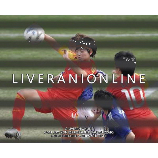 (101120) -- GUANGZHOU, Nov. 20, 2010 () -- China\'s Li Danyang (L) vies for the ball during the women\'s semifinal of football against Japan at the 16th Asian Games in Guangzhou, south China\'s Guangdong Province, Nov. 20, 2010. (/Guo Yong) ©photoshot/Agenzia Aldo Liverani Sas - ITALY ONLY - CINA: 16mi Giochi Asiatici