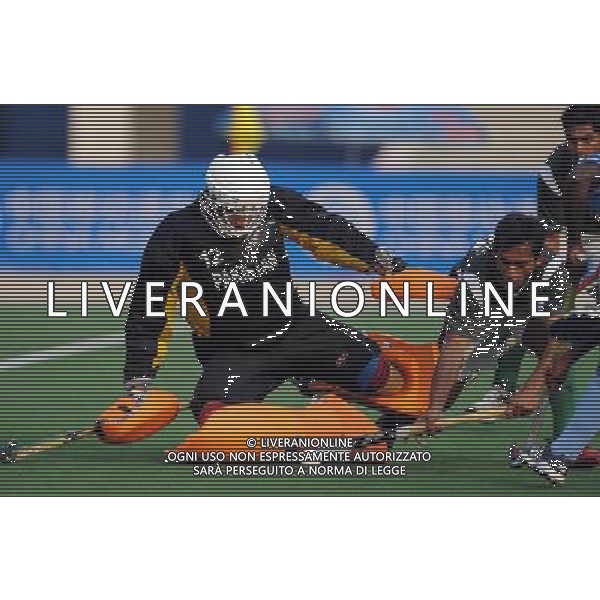 (101120) -- GUANGZHOU, Nov. 20, 2010 () -- Salman Akbar of Pakistan(L) competes during the men\'s preliminary of hockey competition against India at the 16th Asian Games in Guangzhou, south China\'s Guangdong Province, Nov. 20, 2010. India won 3-2. (/Yang Lei) ©photoshot/Agenzia Aldo Liverani Sas - ITALY ONLY - CINA: 16mi Giochi Asiatici