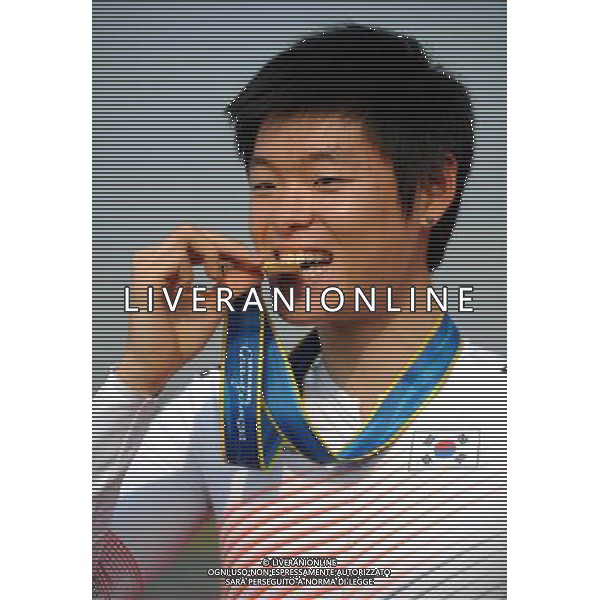 (101120) -- GUANGZHOU, Nov. 20, 2010 () -- Choe Hyeongmin of South Korea bites his gold medal in the awarding ceremony of the men\'s individual time trial of Cycling Road at the 16th Asian Games in Guangzhou, south China\'s Guangdong Province, Nov. 20, 2010. Choe Hyeongmin won the gold with 1 hour 8 minutes 16.12 seconds. (/Li Ga) ©photoshot/Agenzia Aldo Liverani Sas - ITALY ONLY - CINA: 16mi Giochi Asiatici