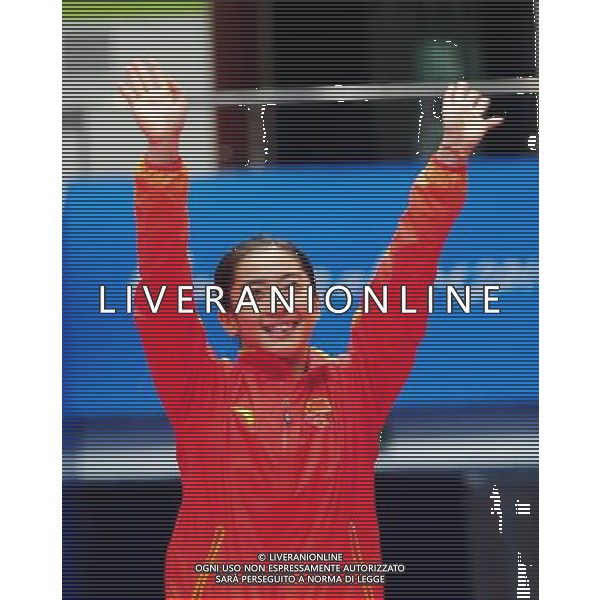 (101120) -- GUANGZHOU, Nov. 20, 2010 () -- Gold medalist Wang Shixian waves during the awarding ceremony for the women\'s singles of badminton at the 16th Asian Games in Guangzhou, south China\'s Guangdong Province, Nov. 20, 2010. (/Lu Hanxin) ©photoshot/Agenzia Aldo Liverani Sas - ITALY ONLY - CINA: 16mi Giochi Asiatici