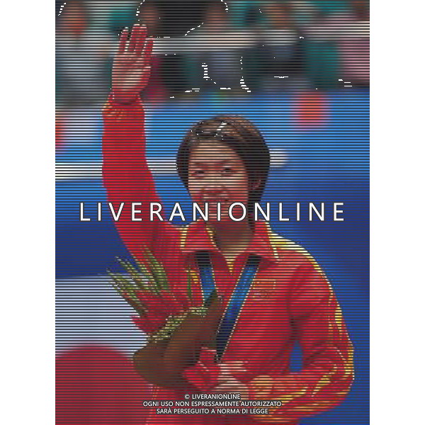 (101120) -- GUANGZHOU, Nov. 20, 2010 () -- Silver medalist Wang Xin of China waves to the audience during the awarding ceremony for the women\'s singles of badminton at the 16th Asian Games in Guangzhou, south China\'s Guangdong Province, Nov. 20, 2010. (/Lu Hanxin) ©photoshot/Agenzia Aldo Liverani Sas - ITALY ONLY - CINA: 16mi Giochi Asiatici