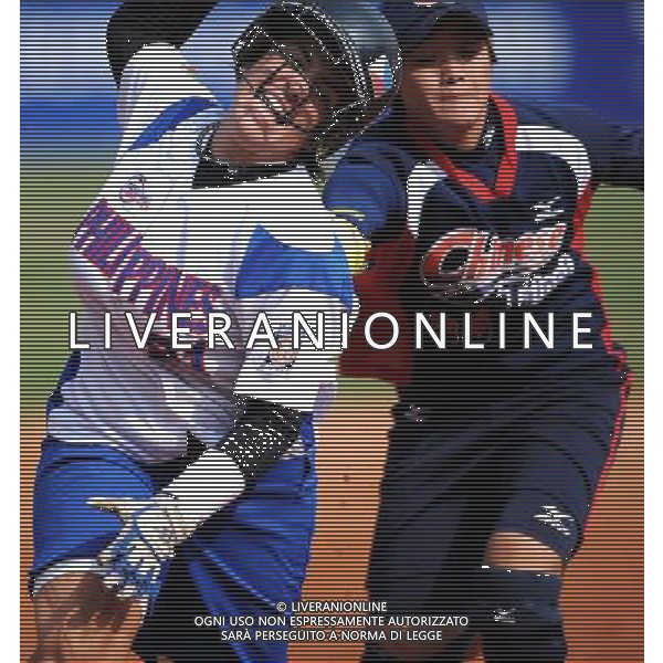 (101120) -- GUANGZHOU, Nov. 20, 2010 () -- Alexandra Louise Zuluaga (L) of Philippines competes during the women\'s preliminary of softball competition against Chinese Taipei at the 16th Asian Games in Guangzhou, south China\'s Guangdong Province, Nov. 20, 2010. Chinese Taipei won 9-2. (/Wu Xiaoling) ©photoshot/Agenzia Aldo Liverani Sas - ITALY ONLY - CINA: 16mi Giochi Asiatici
