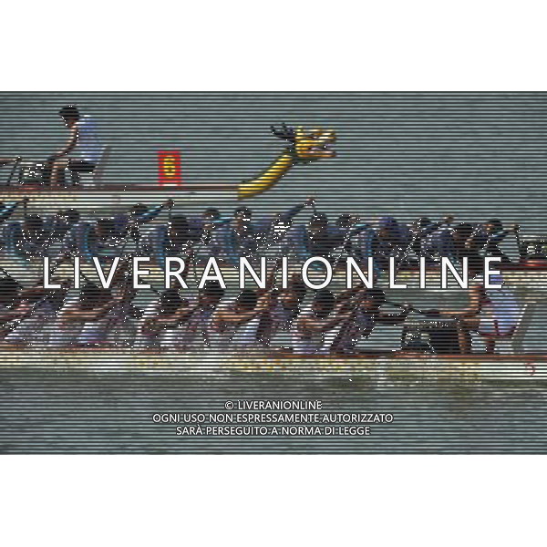 (101120) -- GUANGZHOU, Nov. 20, 2010 () -- Indonesian rowers (front) competes in the men\'s 250m straight race grand final of dragon boat at the 16th Asian Games in Guangzhou, south China\'s Guangdong Province, Nov. 20, 2010. Indonesia claimed the title in 48.681 seconds. (/Guo Yong) ©photoshot/Agenzia Aldo Liverani Sas - ITALY ONLY - CINA: 16mi Giochi Asiatici