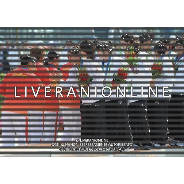 (101120) -- GUANGZHOU, Nov. 20, 2010 () -- Bronze medalists Thailand\'s rowers (in white) shake hands with gold medalists Chinese rowers during the awarding ceremony for the women\'s 250m straight race grand competition of dragon boat at the 16th Asian Games in Guangzhou, south China\'s Guangdong Province, Nov. 20, 2010. (/Guo Yong) ©photoshot/Agenzia Aldo Liverani Sas - ITALY ONLY - CINA: 16mi Giochi Asiatici