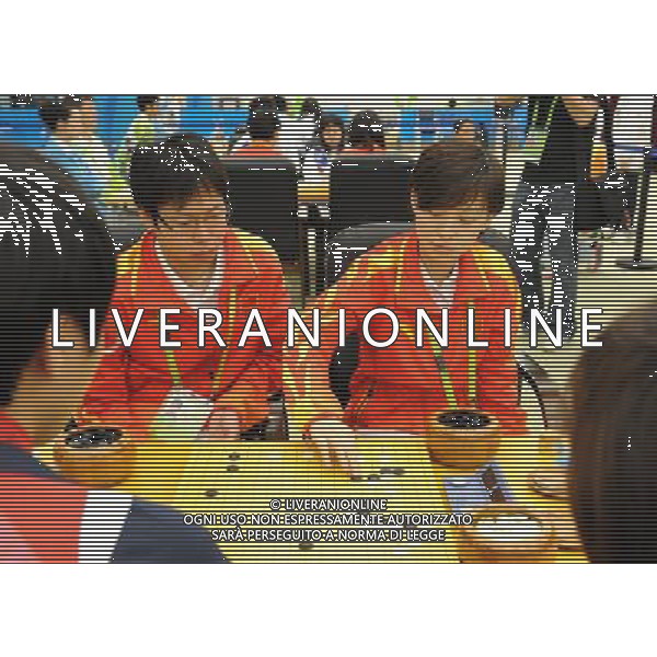 (101120) -- GUANGZHOU, Nov. 20, 2010 () -- Liu Xing (L) and Tang Yi of China compete during the mixed doubles of weiqi competition at the 16th Asian Games in Guangzhou, south China\'s Guangdong Province, Nov. 20, 2010. (/Li Yong) ©photoshot/Agenzia Aldo Liverani Sas - ITALY ONLY - CINA: 16mi Giochi Asiatici