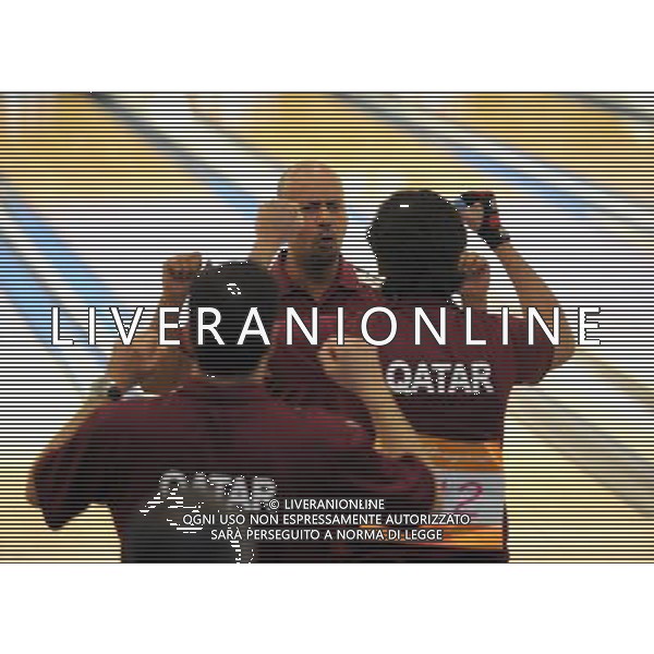 (101120) -- GUANGZHOU, Nov. 20 () -- Qatar\'s Al Muraikhi Mubarak (C) celebates with his teammates during men\'s trios final of bowling event at the 16th Asian Games in Guangzhou, south China\'s Guangdong Province, Nov. 20, 2010. Qatar\'s Alemadi Fahad/Al Hajri Mansour/Al Muraikhi Mubarak won the bronze medal with a total of 3908 points. (/Li Gang)(rzl) ©photoshot/Agenzia Aldo Liverani Sas - ITALY ONLY - CINA: 16mi Giochi Asiatici
