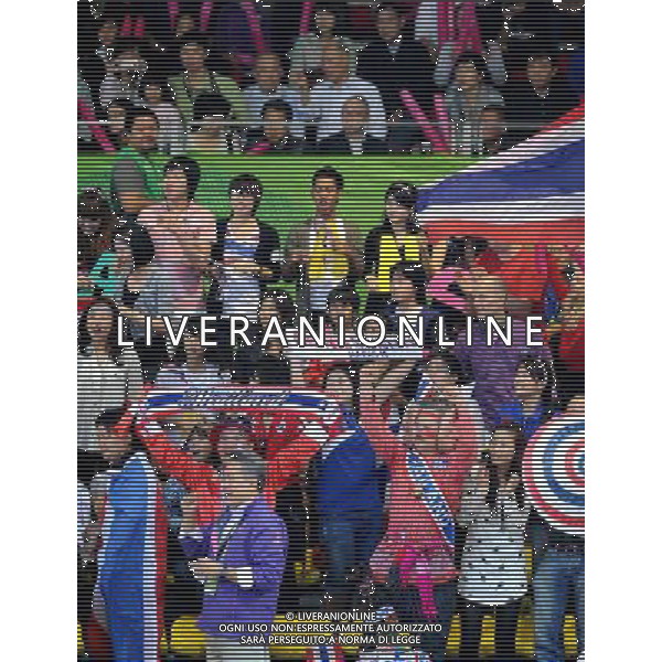 (101120) -- GUANGZHOU, Nov. 20, 2010 () -- Thailand\'s fans cheer for teams of Thailand and China in the women\'s team final of Sepaktakraw at the 16th Asian Games in Guangzhou, south China\'s Guangdong Province, Nov. 20, 2010. Thailand won by 2-0 and claimed the title of the event. (/Yan Yan) ©photoshot/Agenzia Aldo Liverani Sas - ITALY ONLY - CINA: 16mi Giochi Asiatici