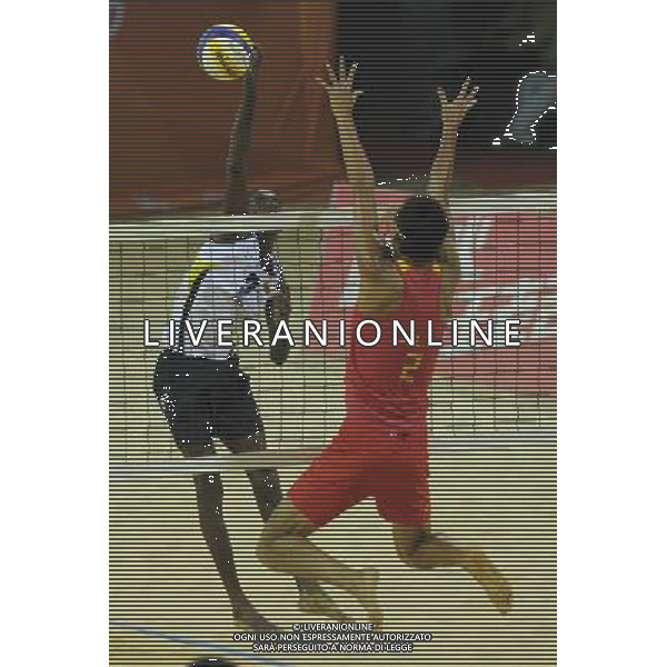(101120) -- GUANGZHOU, Nov. 20, 2010 () -- Oman\'s Ahmed Al Housni (L) competes during the men\'s round of 16 of beach volleyball against China\'s Wu Penggen and Xu Linyin at the 16th Asian Games in Guangzhou, south China\'s Guangdong Province, Nov. 20, 2010. Oman\'s Ahmed Al Housni and Haitham Al Shereiqi lost 0-2. (/Yang Junjiang) ©photoshot/Agenzia Aldo Liverani Sas - ITALY ONLY - CINA: 16mi Giochi Asiatici