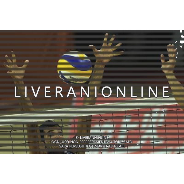 (101120) -- GUANGZHOU, Nov. 20, 2010 () -- Oman\'s Haitham Al Shereiqi blocks the ball during the men\'s round of 16 of beach volleyball against China\'s Wu Penggen and Xu Linyin at the 16th Asian Games in Guangzhou, south China\'s Guangdong Province, Nov. 20, 2010. Oman\'s Ahmed Al Housni and Haitham Al Shereiqi lost 0-2. (/Yang Junjiang) ©photoshot/Agenzia Aldo Liverani Sas - ITALY ONLY - CINA: 16mi Giochi Asiatici
