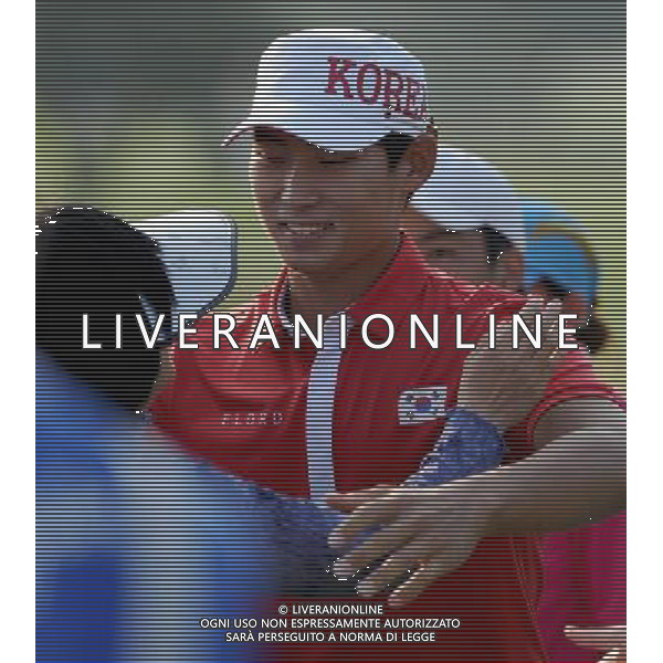 (101120) -- GUANGZHOU, Nov. 20, 2010 () -- Kim Meen Whee (R) of South Korea hugs with his relative after the men\'s individual of golf competition at the 16th Asian Games in Guangzhou, south China\'s Guangdong Province, Nov. 20, 2010. Kim Meen Whee won the gold of the event with 273 pars. (/Yang Shiyao) ©photoshot/Agenzia Aldo Liverani Sas - ITALY ONLY - CINA: 16mi Giochi Asiatici