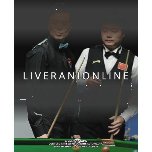 (101120) -- GUANGZHOU, Nov. 20, 2010 () -- Gold medalist Fu Ka Chun Marco (L) of Hong Kong of China and Ding Junhui of China compete during the men\'s snooker singles final at the 16th Asian Games in Guangzhou, south China\'s Guangdong Province, Nov. 20, 2010. Fu Ka Chun Marco won the gold after beating Ding 4-2. (/Jiang Kehong) ©photoshot/Agenzia Aldo Liverani Sas - ITALY ONLY - CINA: 16mi Giochi Asiatici
