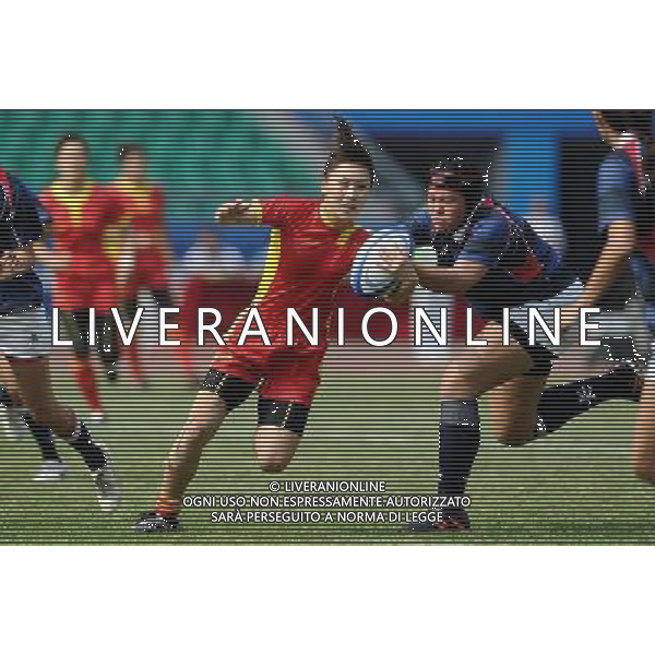 (101121) -- GUANGZHOU, Nov. 21, 2010 () -- Fan Wenjuan (L) of China vies with a player from Hong Kong of China during their Women\'s Preliminary Round Pool A Match of Rugby at the 16th Asian Games in Guangzhou, south China\'s Guangdong Province, Nov. 21, 2010. China won 29-0. (/Chen Kai)(wll) ©photoshot/Agenzia Aldo Liverani Sas - ITALY ONLY - CINA: 16mi Giochi Asiatici