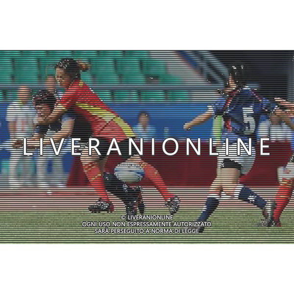 (101121) -- GUANGZHOU, Nov. 21, 2010 () -- Guan Qishi (L2) of China vies with a player from Hong Kong of China during their Women\'s Preliminary Round Pool A Match of Rugby at the 16th Asian Games in Guangzhou, south China\'s Guangdong Province, Nov. 21, 2010. China won 29-0. (/Chen Kai)(wll) ©photoshot/Agenzia Aldo Liverani Sas - ITALY ONLY - CINA: 16mi Giochi Asiatici