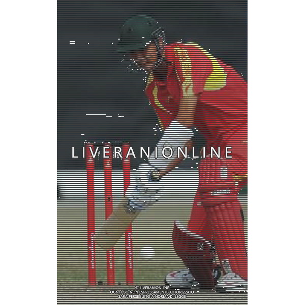 (101122) -- GUANGZHOU, Nov. 22, 2010 () -- China\'s Wang Lei hits the ball during the men\'s quarterfinal of cricket against Pakistan at the 16th Asian Games in Guangzhou, south China\'s Guangdong Province, Nov. 22, 2010. Pakistan won the match 183-55 and entered the semifinal of the event. (/Wang Ye) ©photoshot/Agenzia Aldo Liverani Sas - ITALY ONLY - CINA: 16mi Giochi Asiatici