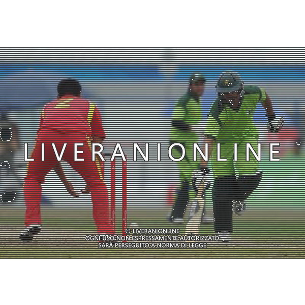(101122) -- GUANGZHOU, Nov. 22, 2010 () -- Pakistan\'s Khalid Latif (R) runs during the men\'s quarterfinal of cricket against China at the 16th Asian Games in Guangzhou, south China\'s Guangdong Province, Nov. 22, 2010. Pakistan won the match 183-55 and entered the semifinal of the event. (/Wang Ye) ©photoshot/Agenzia Aldo Liverani Sas - ITALY ONLY - CINA: 16mi Giochi Asiatici