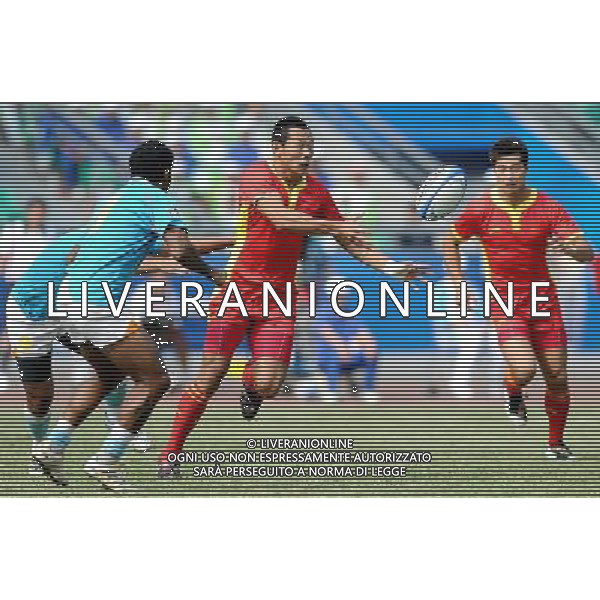 (101121) -- GUANGZHOU, Nov. 21, 2010 () -- Lu Zhuan (R2) of China passes the ball as Surinder Singh(L2) of India defends during their Men\'s Preliminary Round Pool B Match of Rugby at the 16th Asian Games in Guangzhou, south China\'s Guangdong Province, Nov. 21, 2010. China won 61-0. (/Chen Kai)(wll) ©photoshot/Agenzia Aldo Liverani Sas - ITALY ONLY - CINA: 16mi Giochi Asiatici