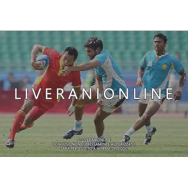 (101121) -- GUANGZHOU, Nov. 21, 2010 () -- Lu Zhuan (L) of China vies with a player of India during their Men\'s Preliminary Round Pool B Match of Rugby at the 16th Asian Games in Guangzhou, south China\'s Guangdong Province, Nov. 21, 2010. China won 61-0. (/Chen Kai)(wll) ©photoshot/Agenzia Aldo Liverani Sas - ITALY ONLY - CINA: 16mi Giochi Asiatici