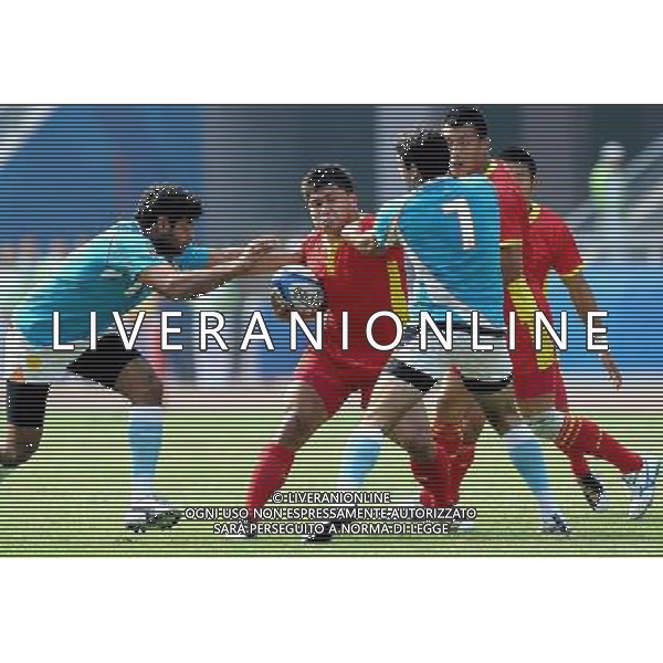 (101121) -- GUANGZHOU, Nov. 21, 2010 () -- Wang Jiacheng (L2) of China vies with Rohaan Sethna(C) of India during their Men\'s Preliminary Round Pool B Match of Rugby at the 16th Asian Games in Guangzhou, south China\'s Guangdong Province, Nov. 21, 2010. China won 61-0. (/Chen Kai)(wll) ©photoshot/Agenzia Aldo Liverani Sas - ITALY ONLY - CINA: 16mi Giochi Asiatici