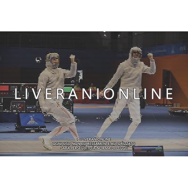 (101122) -- GUANGZHOU, Nov. 22, 2010 () -- China\'s Zhong Man (R) competes against Japan\'s Kudo Shinya during men\'s team sabre semifinals match of fencing at the 16th Asian Games in Guanghzou, south China\'s Guangdong Province, Nov. 22, 2010. China beat Japan 45-19. (/Chen Yehua) ©photoshot/Agenzia Aldo Liverani Sas - ITALY ONLY - CINA: 16mi Giochi Asiatici