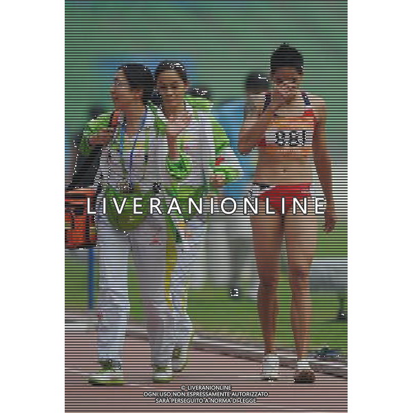 (101122) -- GUANGZHOU, Nov. 22, 2010 () -- Thailand\'s Amornrat Winatho (R) leaves the track after tumbled down during the women\'s 100m hurdles of heptathlon of athletics at the 16th Asian Games in Guangzhou, south China\'s Guangdong Province, Nov. 22, 2010. (/Guo Dayue) ©photoshot/Agenzia Aldo Liverani Sas - ITALY ONLY - CINA: 16mi Giochi Asiatici