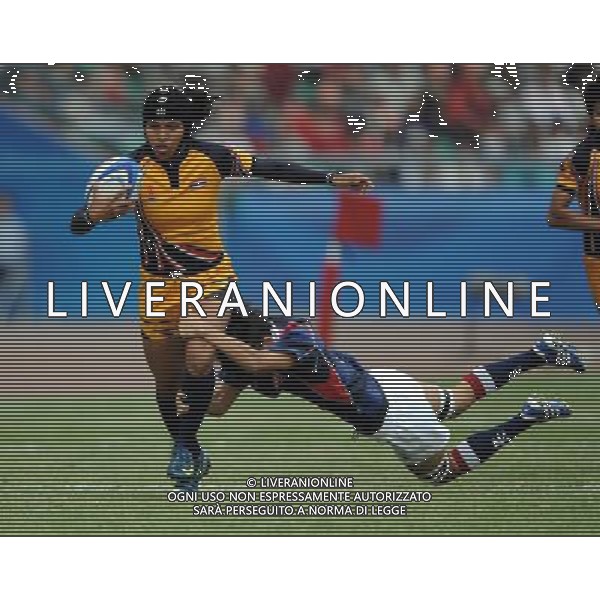 (101121) -- GUANGZHOU, Nov. 21, 2010 () -- Lai Pou Fan (R) of Hong Kong of China competes during the women\'s preliminary round of rugby competition against Thailand at the 16th Asian Games in Guangzhou, south China\'s Guangdong Province, Nov. 21, 2010. Hong Kong of China lost the match 14-17. (/Chen Kai) ©photoshot/Agenzia Aldo Liverani Sas - ITALY ONLY - CINA: 16mi Giochi Asiatici