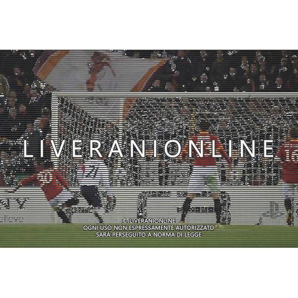 Roma - 23/11/2010 - Stadio Olimpico - Uefa Champions League 2010-2011 - Fase a gironi - Gruppo E - Roma vs Bayern - nella foto: l\'occasione di simplicio © Fabrizio Corradetti - ag.Aldo Liverani sas