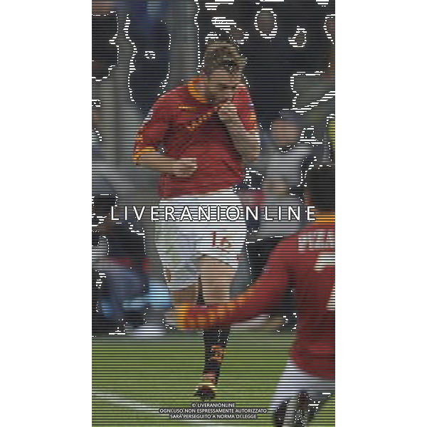 Roma - 23/11/2010 - Stadio Olimpico - Uefa Champions League 2010-2011 - Fase a gironi - Gruppo E - Roma vs Bayern - nella foto: l\'esultanza di daniele de rossi dopo il gol © Fabrizio Corradetti - ag.Aldo Liverani sas