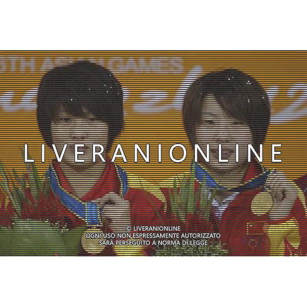 (101123) -- GUANGZHOU, Nov. 23, 2010 () -- Gold medalists Chen Ruolin (L) and Wang Hao show their medals on the podium during the awarding ceremony for the women\'s 10m platform of diving event at the 16th Asian Games in Guangzhou, south China\'s Guangdong Province, Nov. 23, 2010. (/Fei Maohua) ©PHOTOSHOT/Agenzia Aldo Liverani Sas - ITALY ONLY: CINA - 16mi GIOCHI OLIMPICI ASIATICI